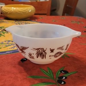 Vintage Pyrex 1.5 pt Cinderella Early Americana bowl 1960s